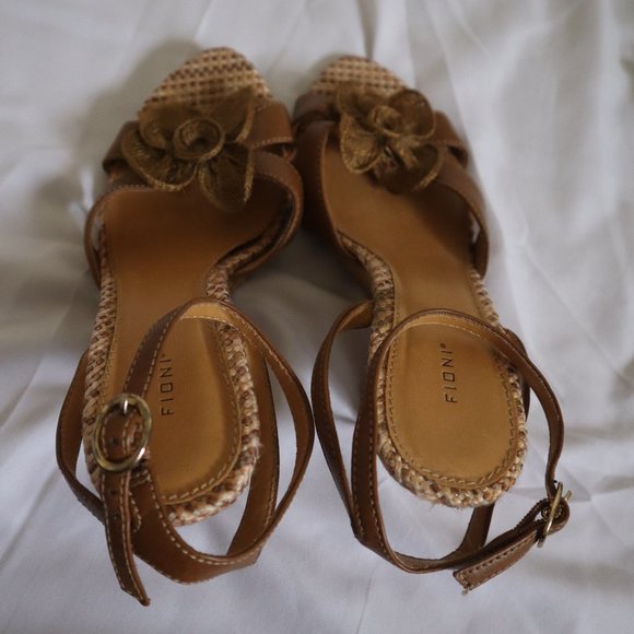 FIONI Woven Flower Wedge Heels Tan / Camel Size 7 - Picture 7 of 9